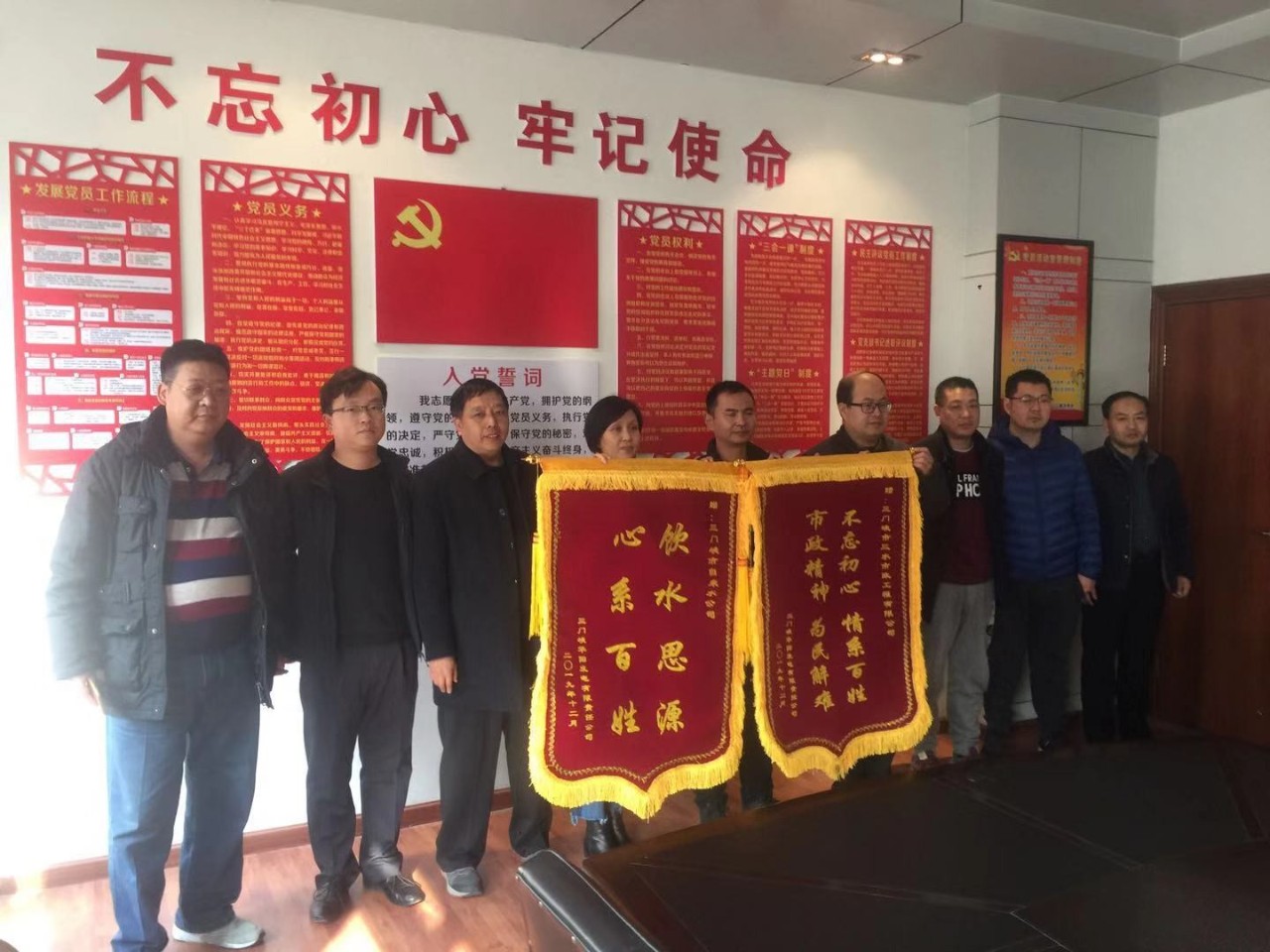 華陽(yáng),小區(qū),為公司,贈(zèng)送,錦旗,12月,13日,三門(mén)峽, . 華陽(yáng)小區(qū)為公司贈(zèng)送錦旗
